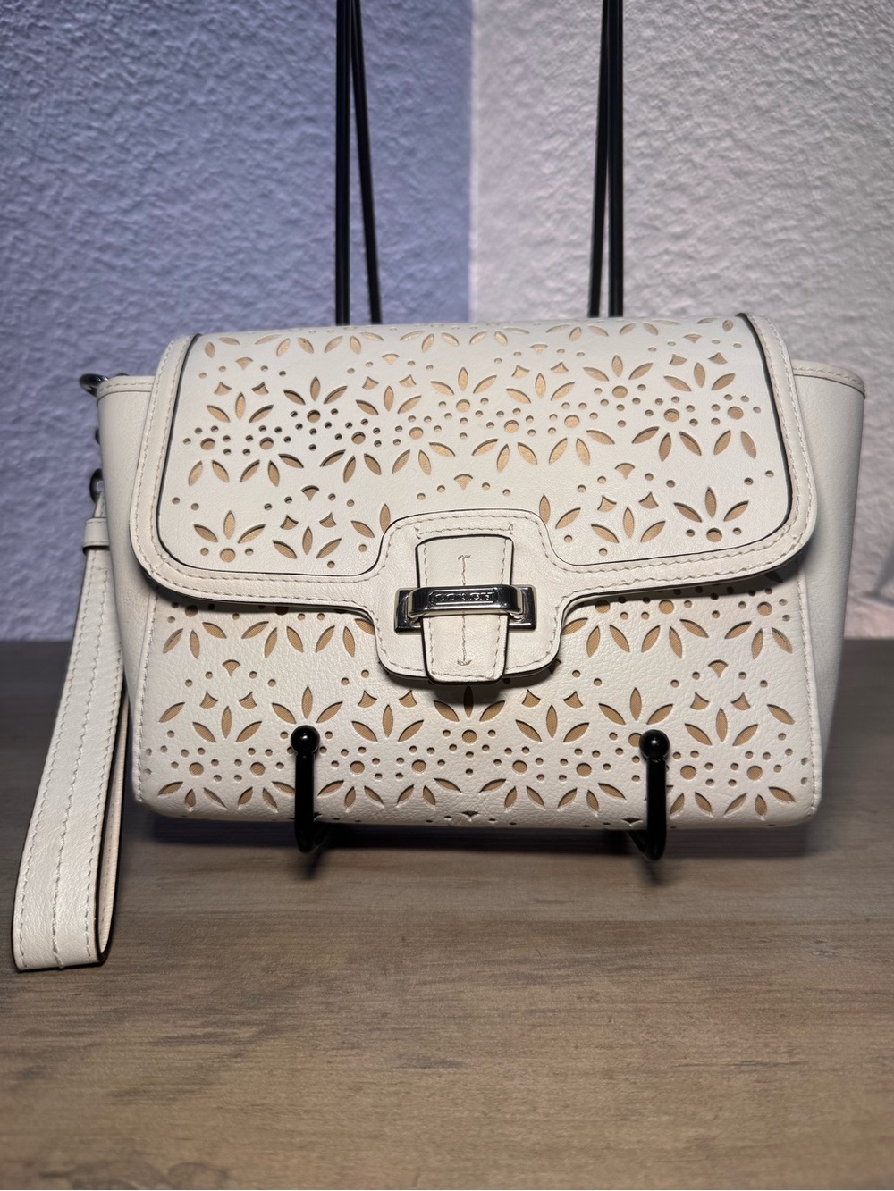 Coach White Floral Laser Cut Leather Magnetic Wristlet Clutch Purse Auth EUC
